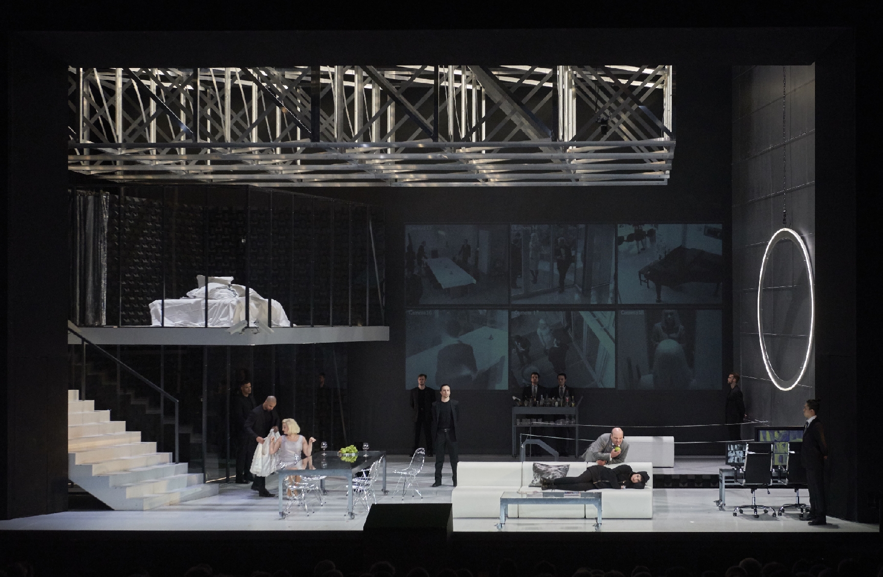 Du visar för närvarande Intressant Salome och uddlös Mefistofele i Stuttgart